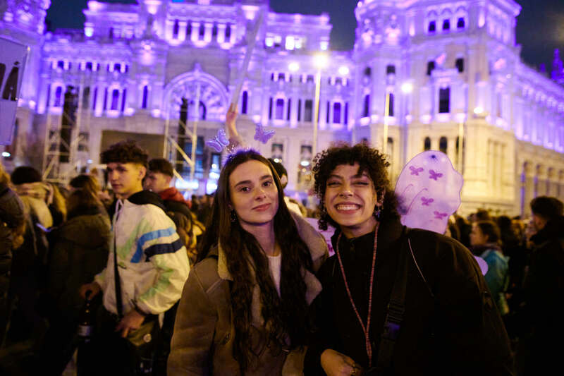 馬德里婦女節遊行 穿代表女權紫色服裝配件 西班牙首都馬德里8日婦女節遊行中，許多年輕女孩 穿戴代表女權的紫色服裝配件，呼朋引伴走上街頭。 中央社記者胡家綺馬德里攝  113年3月9日 