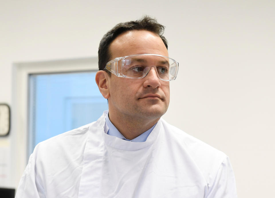 Irlands Premierminister Leo Varadkar besucht das UCD National Virus Reference Laboratory, University College Dublin. In Zeiten der Corona-Krise in Irland hat sich der amtierende Regierungschef Leo Varadkar wieder als Arzt registriert. Foto: Aidan Crawley / PA Wire / dpa +++ dpa-Bildfunk +++