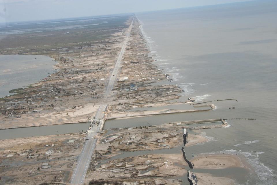 Destrucción causada en la península de Bolívar (Texas) por la marejada ciclónica del huracán Ike en septiembre de 2008. <a href="https://en.wikipedia.org/wiki/Storm_surge" rel="nofollow noopener" target="_blank" data-ylk="slk:Wikimedia Commons;elm:context_link;itc:0;sec:content-canvas" class="link ">Wikimedia Commons</a>