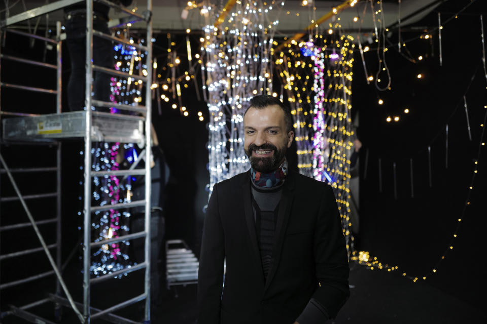 El diseñador francés Julien Fournie da una entrevista durante una filmación para la presentación digital de su colección primavera-verano 2021 en la Semana de la Moda de París, el jueves 7 de enero del 2021 en la capital francesa. (AP Foto/Francois Mori)