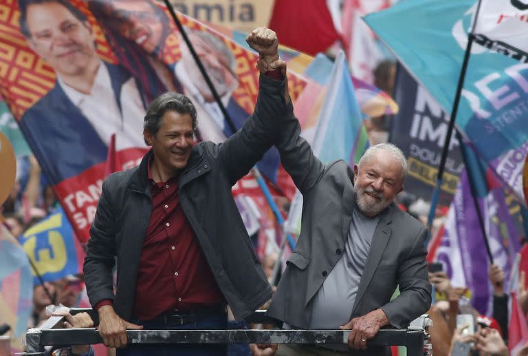 Fernando Haddad junto a Lula