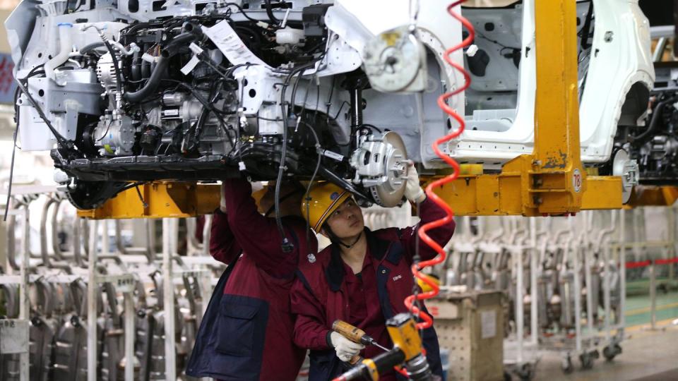 Arbeiter montieren Fahrzeuge in einem Werk von JAC Motors im chinesischen Hefei.