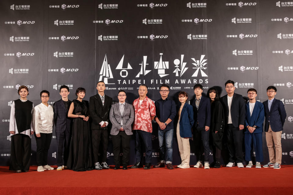  《返校》劇組人員，左起監製李烈、李耀華，導演徐漢強，演員王淨、曾敬驊，聲音設計簡豐書、湯湘竹，美術設計王誌成，編劇傅凱羚，配樂盧律銘，造型設計施筱柔