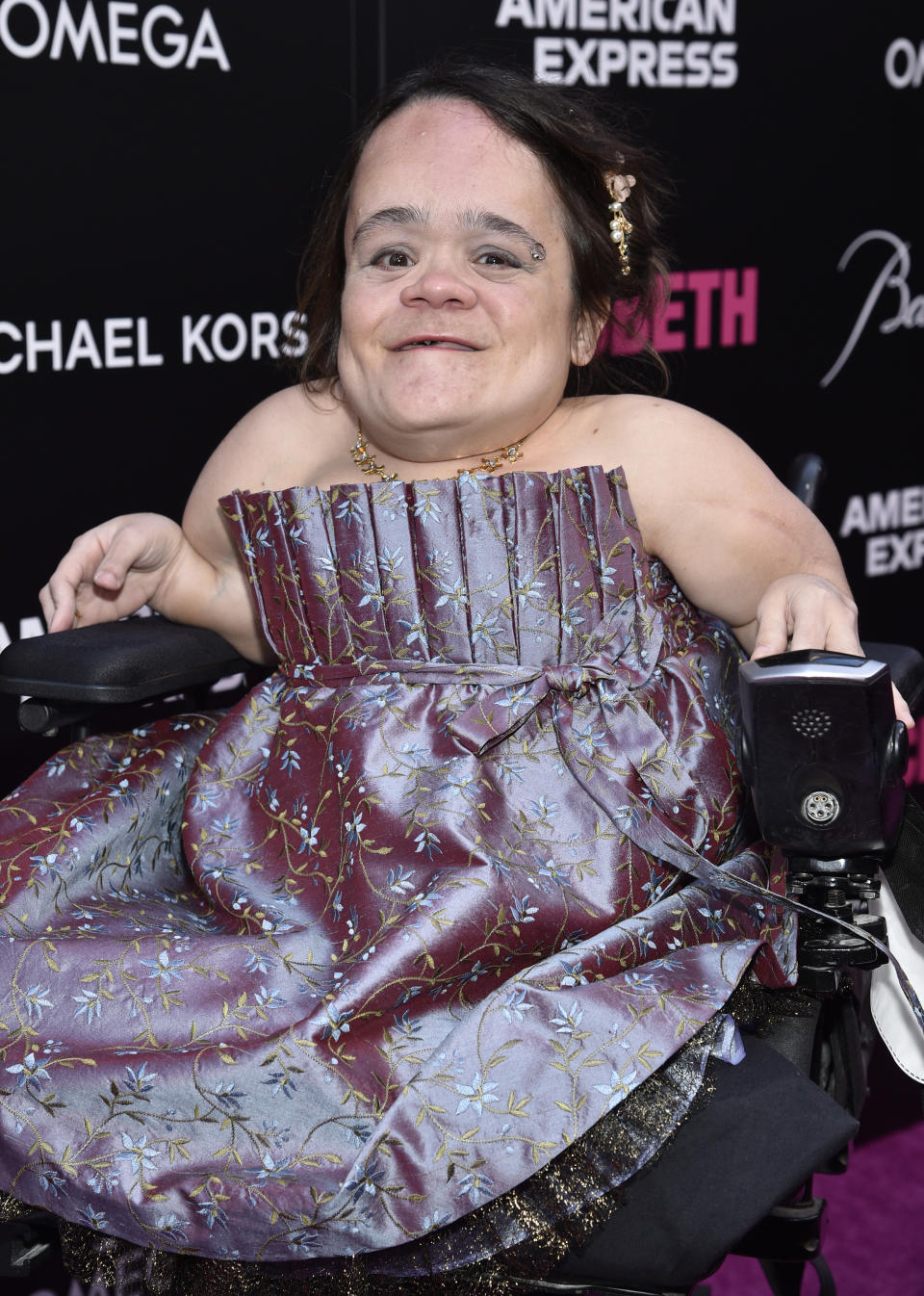 ARCHIVO - La cantante Folk y violinista Gaelynn Lea en la alfombra roja de la producción de "Macbeth" para Broadway en el Teatro Longacre el 28 de abril de 2022, en Nueva York. Lea ganó el concurso Tiny Desk Contest de 2016 para artistas independientes. (Foto Evan Agostini/Invision/AP, archivo)