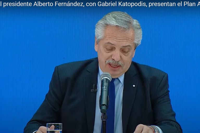 EN VIVO | El presidente Alberto Fernández cuestionó a los que compran los dólares para viajar ya que, según él, hacen que "suba el dólar blue"