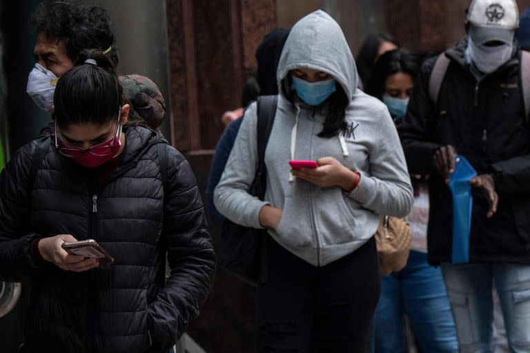 Una fila para el cobro de seguro de desempleo, ayer, en Santiago