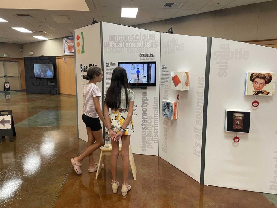 Dos estudiantes del Distrito Escolar Unificado de Elk Grove aprenden sobre el sesgo inconsciente en la exposición 'The Bias Inside Us' del Smithsonian, el 15 de junio de 2024, en Elizabeth Pinkerton Middle School.