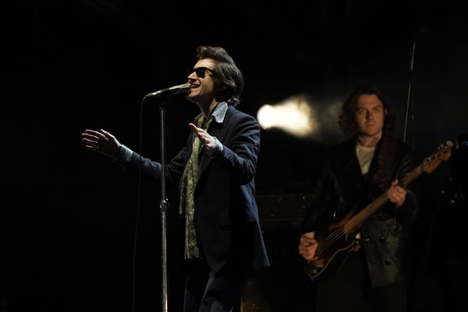 Alex Turner de Arctic Monkeys durante su concierto en el festival Corona Capital en la Ciudad de México el 19 de noviembre de 2022. (Foto AP/Eduardo Verdugo)