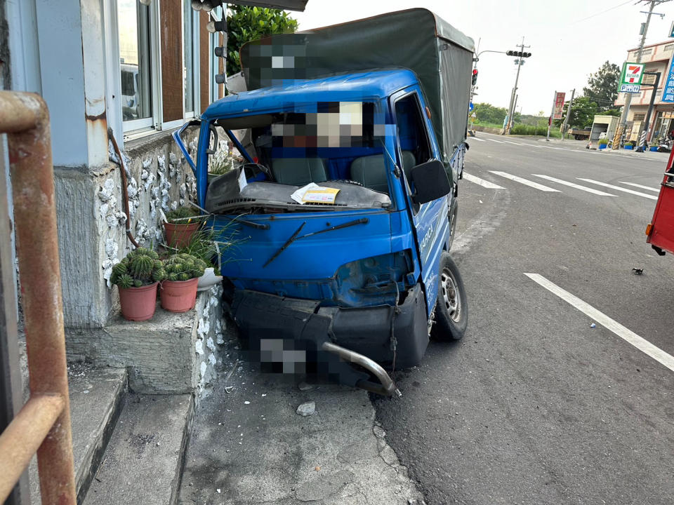 嘉義縣東石鄉永屯村18日清晨發生車禍，小貨車與休旅車相撞，造成1死3傷。圖為小貨車失控撞至路旁民宅圍牆。（圖／嘉義縣消防局提供）