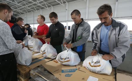Ukrainian volunteers prepare bags of food for refugees in the southern coastal town of Mariupol September 10, 2014. REUTERS/Vasily Fedosenko