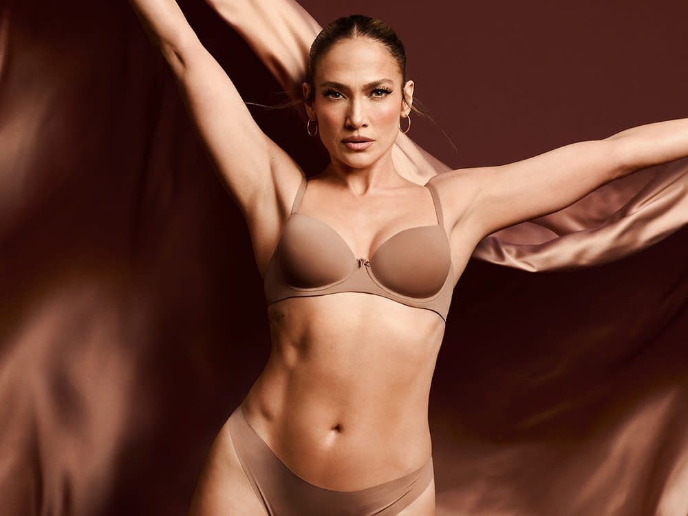 "Umarme deine Kraft": Jennifer Lopez macht Werbung für Dessous. (Bild: Intmissimi )