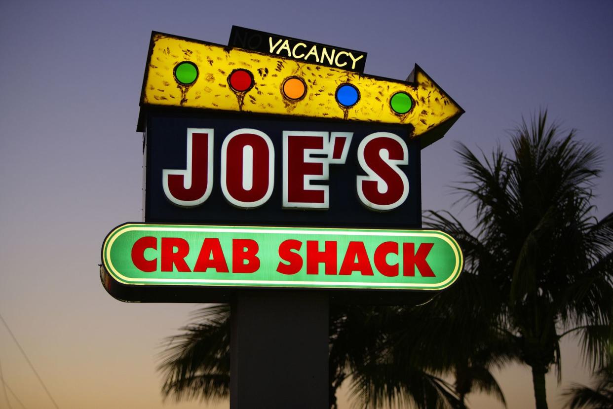 sign for joe's crab shack restaurant