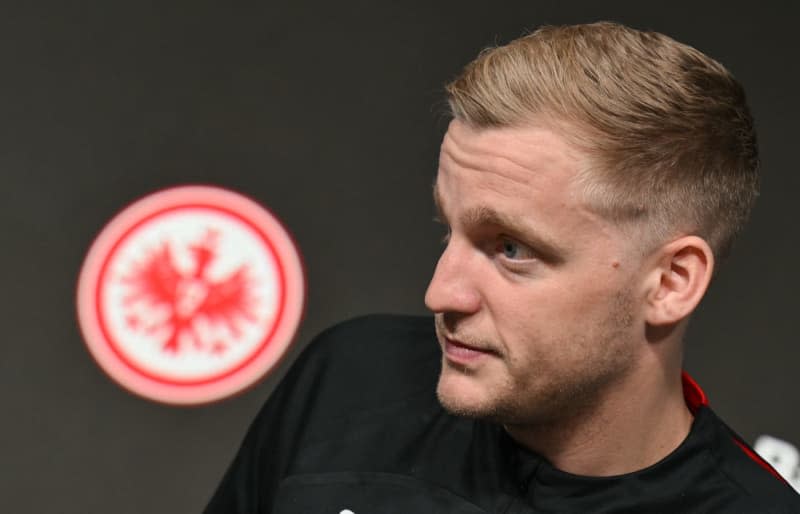 Donny van de Beek, new signing from Eintracht Frankfurt, stands up after his official presentation at the ProfiCamp. Arne Dedert/dpa