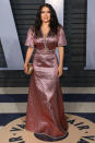 <p>Salma Hayek fue muy criticada por este look que llevó a la fiesta que ofreció la revista Vanity Fair luego de los Premios Oscar. Con este atuendo de falda y chaquetón brillantes, muchos aprovecharon para hacer burlas y algunos hasta compararon su atuendo con la bata de un pugilista/Getty Images </p>