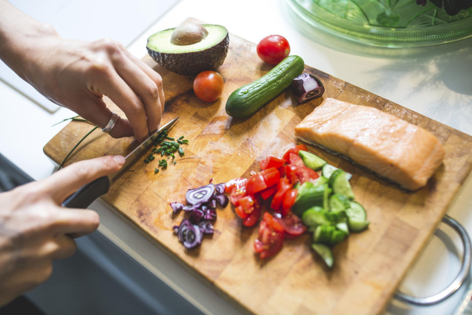 In der Mittagspause einen Energiekick mit gesundem Essen holen – das geht leichter als gedacht! (Bild: Getty Images)