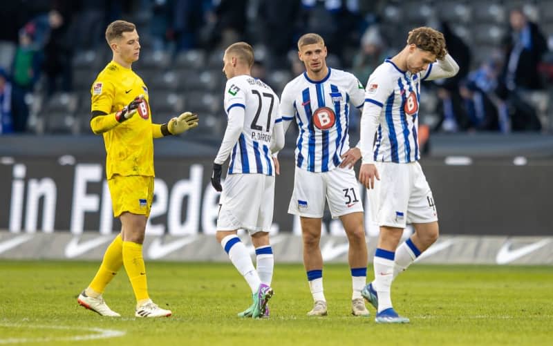 (L-R) Hertha's goalkeeper Tjark Ernst, Palko Dardai, Marton Dardai and Linus Gechter stand disappointed on the pitch at the end of the German Bundesliga 2nd division soccer match between Hertha BSC and Fortuna Duesseldorf at the Olympiastadion Berlin. Andreas Gora/dpa