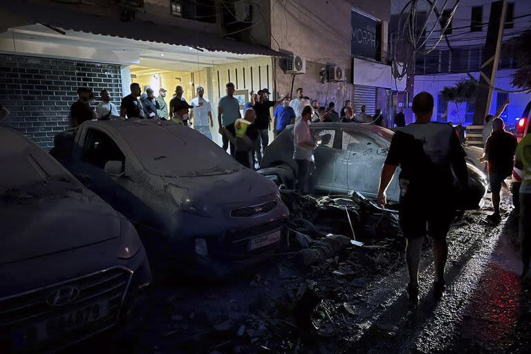 Autos dañados tras el ataque de Israel en Beirut (AP Photo/Hussein Malla)