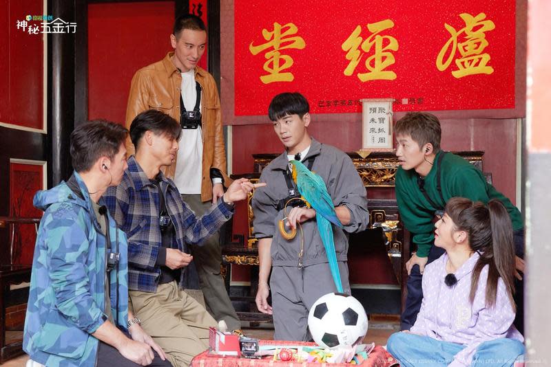 溫昇豪（左起）、AKIRA、王陽明、禾浩辰、蔡昌憲、王彩樺忙幫大管家「五金」準備抓周儀式。（衛視原創提供）