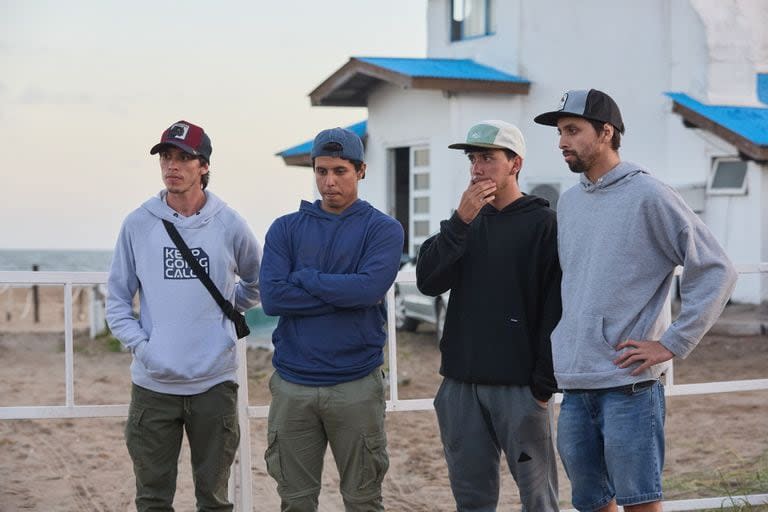 Los hijos de Ramón Román: José, Lucas, Facundo y Pablo, en la puerta de la sede la Prefectura Naval en Pinamar