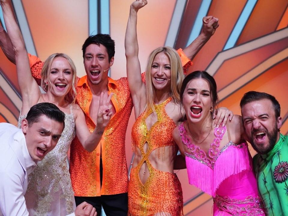 Zsolt Sándor Cseke, Janin Ullmann, René Casselly, Kathrin Menzinger, Renata Lusin und Mathias Mester (v. li.) stehen im diesjährigen "Let's Dance"-Finale. (Bild: RTL / Guido Engels)