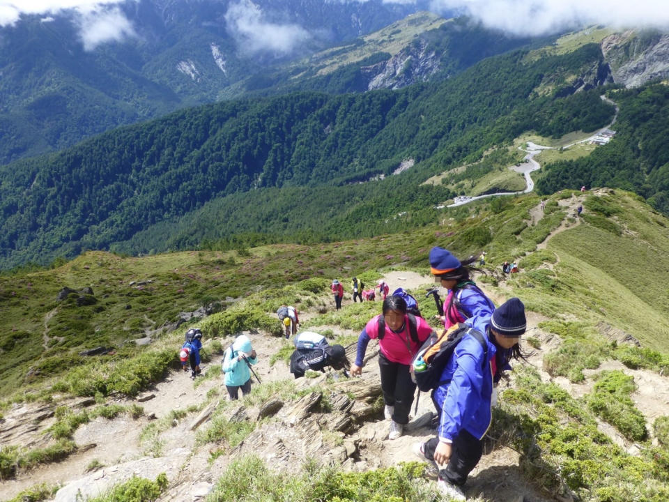 在登山路途中學生互相幫忙度過困難地形