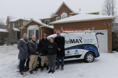 telMAX welcomes their inaugural Aurora customer.
Michael Strople, telMAX CEO, Stuart Roberts, telMAX President and COO, Chris and Chantal, telMAX customers, Aurora Mayor Tom Mrakas (CNW Group/telMAX)