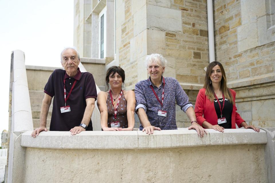 Juan José Millás y Juan Luis Arsuaga con las codirectoras del curso, Elena Sanz (decha.) y Lorena Sanchez (izda) en una escalinata del Palacio de la Magdalena, sede de los cursos de verano de la UIMP. Fotos UIMP, <a href="http://creativecommons.org/licenses/by-sa/4.0/" rel="nofollow noopener" target="_blank" data-ylk="slk:CC BY-SA;elm:context_link;itc:0;sec:content-canvas" class="link ">CC BY-SA</a>