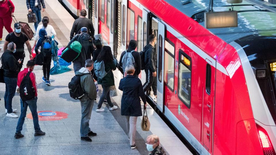 Bahnkunden sind genervt, weil die GDL mit ihren Streiks tagelang den Zugverkehr lahmlegt.