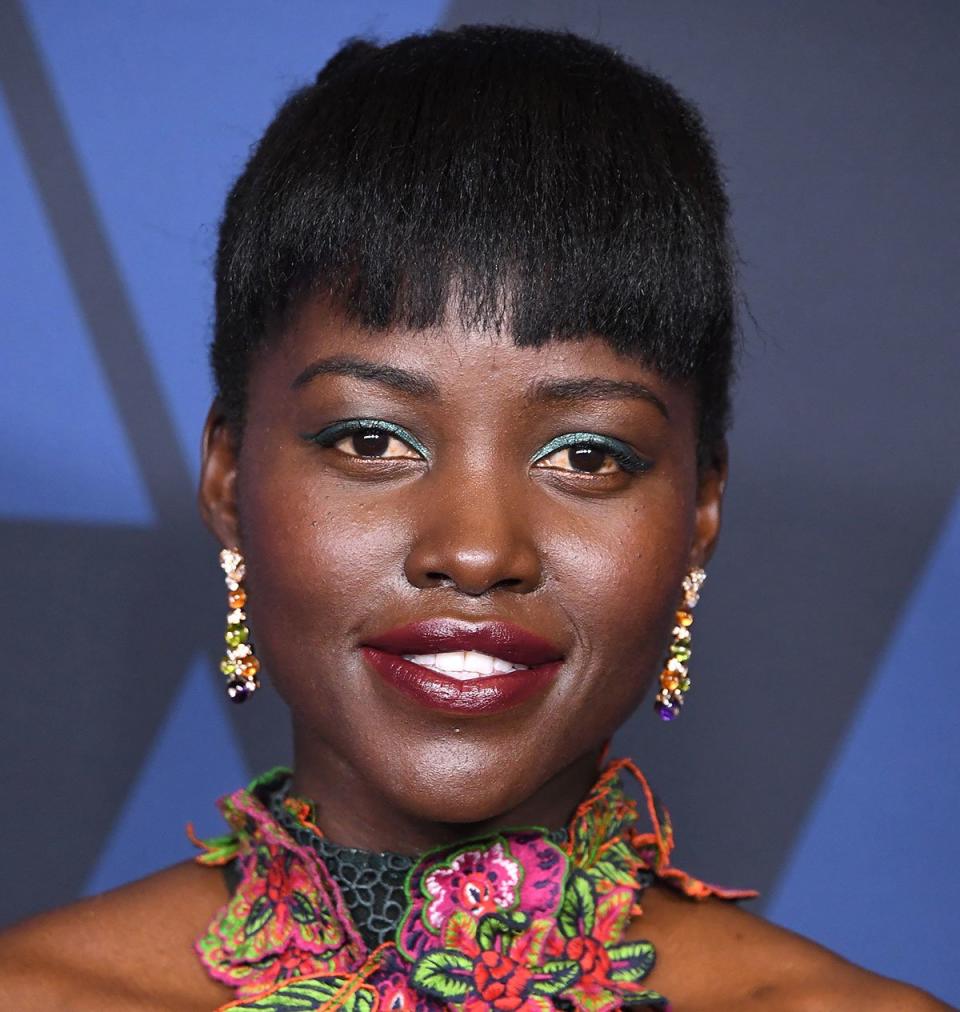 Lupita Nyong'o's Green Eyeliner and Berry Lip