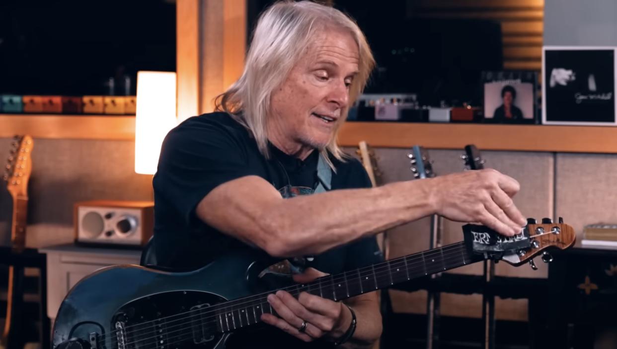  Steve Morse demonstrates his Ernie Ball-branded mod in an interview with Rick Beato. 