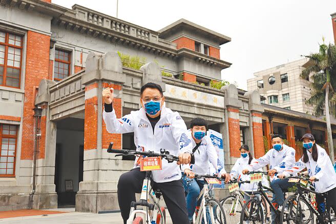 市議員林耕仁5日把單車騎到新竹市政府前廣場，宣示參選新竹市長到底。（邱立雅攝）