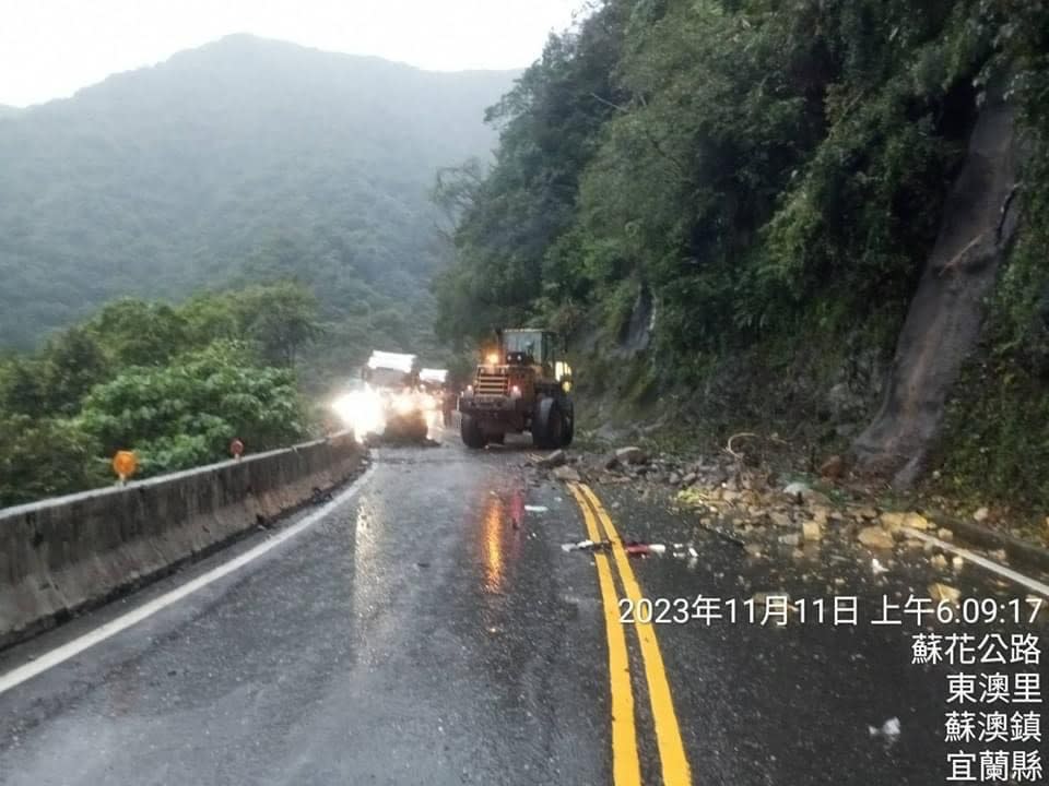 蘇花公路宜蘭東澳段今(11/11)疑因大雨發生落石。取自臉書「以蘇花公路即時路況為主的平台」