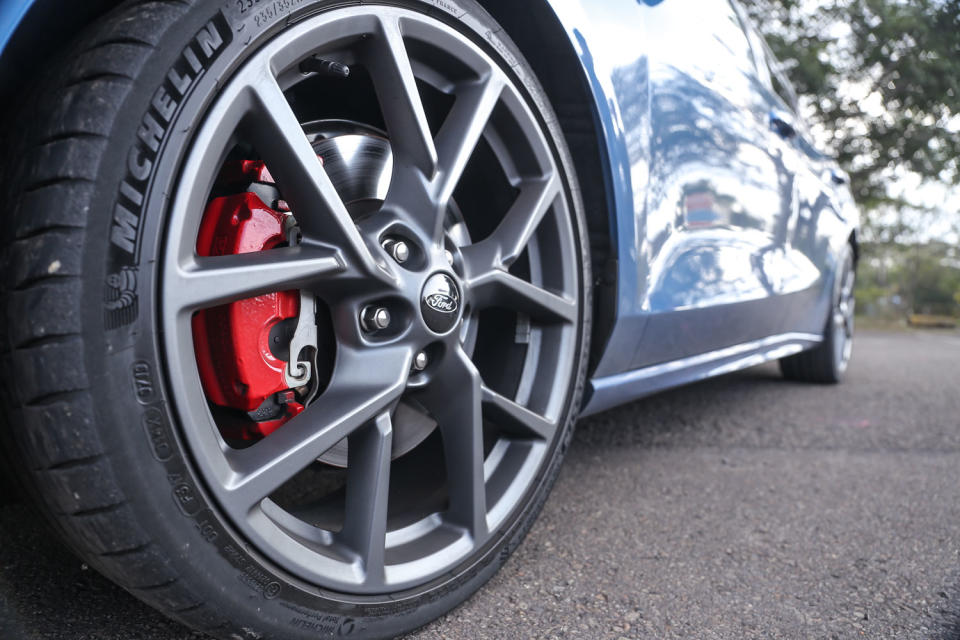 標配 Michelin 19 吋 Pilot Sport 4S 進階高性能跑胎及輕量化鋁圈、四輪大型碟煞及大型紅色卡鉗（前雙後單活塞組）。