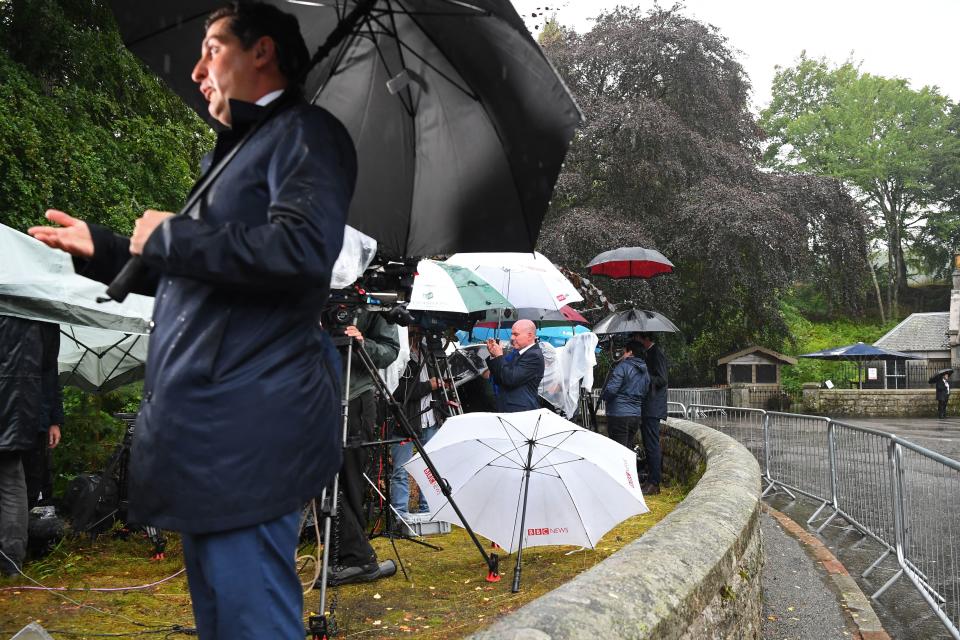 <p>Members of the media gather to report outside the Balmoral Estate in Ballater, Scotland on September 8, 2022. - Fears grew on September 8, 2022 for Queen Elizabeth II after Buckingham Palace said her doctors were "concerned" for her health and recommended that she remain under medical supervision. The 96-year-old head of state -- Britain's longest-serving monarch -- has been dogged by health problems since last October that have left her with difficulties walking and standing. (Photo by ANDY BUCHANAN / AFP) (Photo by ANDY BUCHANAN/AFP via Getty Images)</p> 