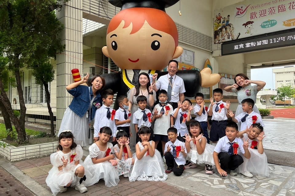 師長與幼兒園畢業生合影