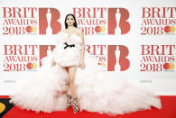 <p>Auch die britische Sängerin Dua Lipa setzte auf ein opulentes Kleid. Der Traum aus Tüll stammt aus der Frühjahrskollektion von Giambattista Valli. (Bild: Getty Images) </p>