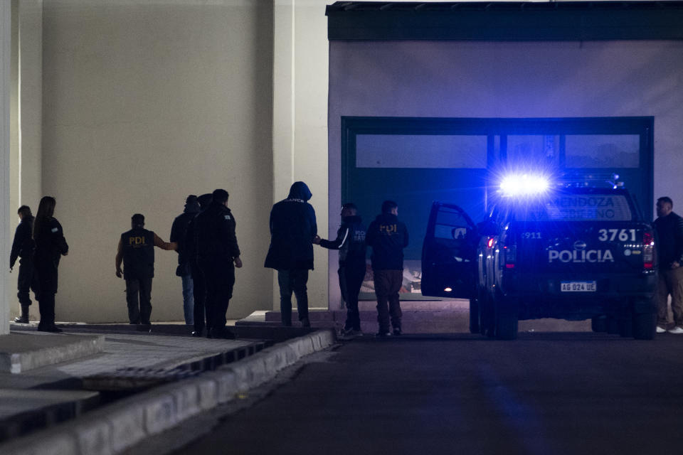 La policía argentina escolta a los jugadores franceses de Rugby Oscar Jegou y Hugo Auradou hacia la estación de policía en Mendoza Argentina el jueves 11 de julio del 2024. (AP Foto/Ignacio Blanco)