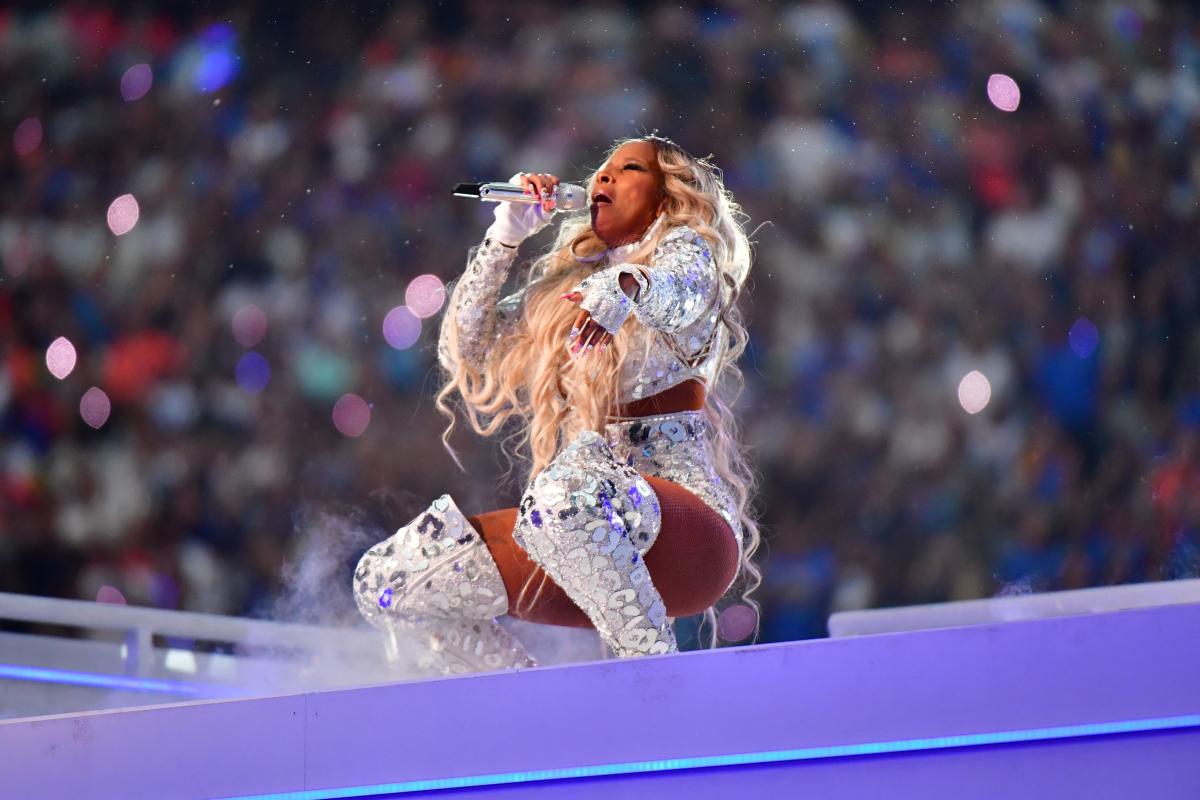 Los Angeles, United States. 13th Feb, 2022. Musicians Dr. Dre (L) and Snoop  Dogg perform in the Pepsi Super Bowl LVI Halftime Show during Super Bowl  LVI between the Cincinnati Bengals and