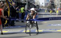 <p>Boston-Marathon: Die Schweizerin Manuela Schär gewinnt in der Damenwertung im Rollstuhl. (Bild: Elise Amendola/AP) </p>