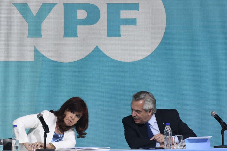 Cristina Kirchner y Alberto Fernández, durante el encuentro por los cien años de YPF