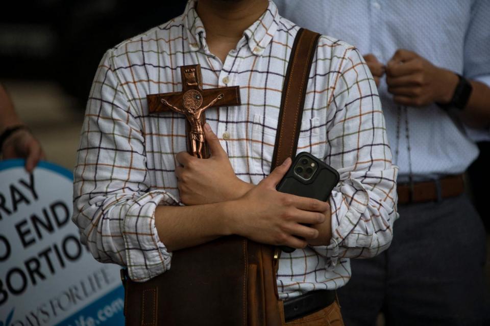 PHOTO: Anti-abortion protesters pray as demonstrators gather outside City Hall during a Bans Off Our Bodies rally in Houston, TX,  on May 14, 2022.  (Mark Felix/AFP via Getty Images)