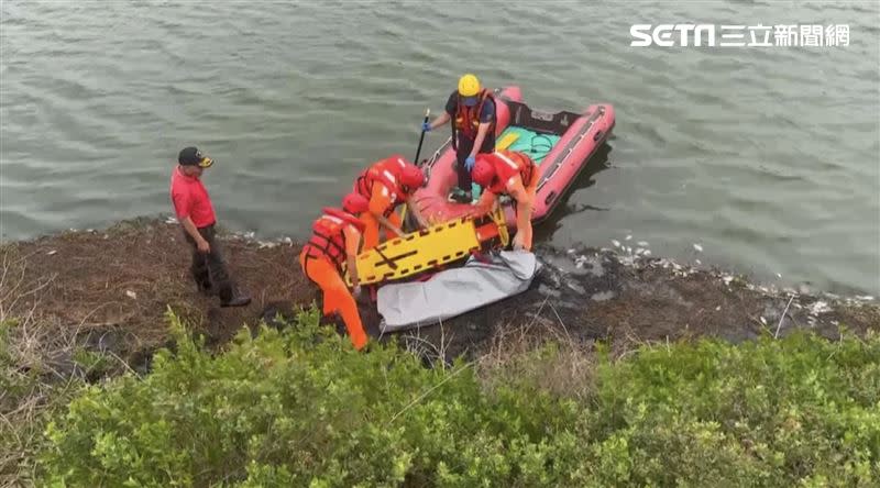 嘉義縣東石鄉千島湖發現一具男性浮屍。（圖／翻攝畫面）