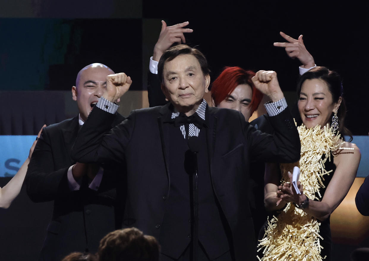 LOS ÁNGELES, CALIFORNIA - 26 DE FEBRERO: (I-D) Brian Le, James Hong, Andy Le y Michelle Yeoh aceptan el premio a la Actuación Sobresaliente de un Elenco en una Película por 