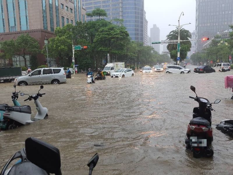 ▲今（4）日輕颱彩雲給北台灣帶來大雷雨，台北市多處傳出淹水災情，圖為網友分享台北101附近淹水情況。（圖／翻攝自《爆廢公社》臉書）