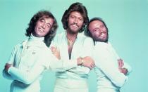 Ihr langjähriger großer Erfolg gilt indes als gesichert, zudem dürfen sich (von links) die Brüder Robin, Barry und Maurice Gibb als erfolgreichste Familienband der Welt bezeichnen: 120 Millionen Tonträger sollen die Bee Gees im Lauf ihrer Karriere verkauft haben. (Bild: Michael Ochs Archives / Getty Images)