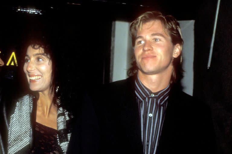 Val Kilmer y Cher, de paseo por Los Ángeles en 1984