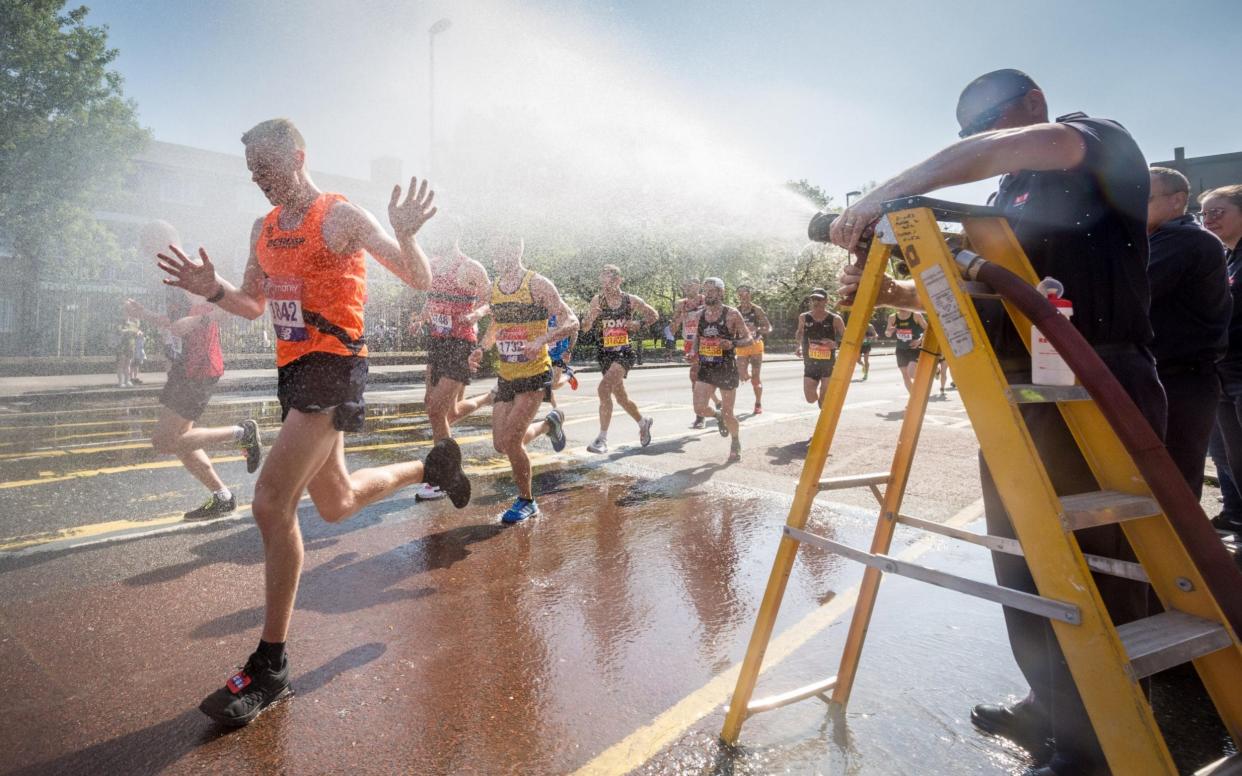 Deptford fire station provides much needed water with their fire hoses at the London Marathon - www.alamy.com