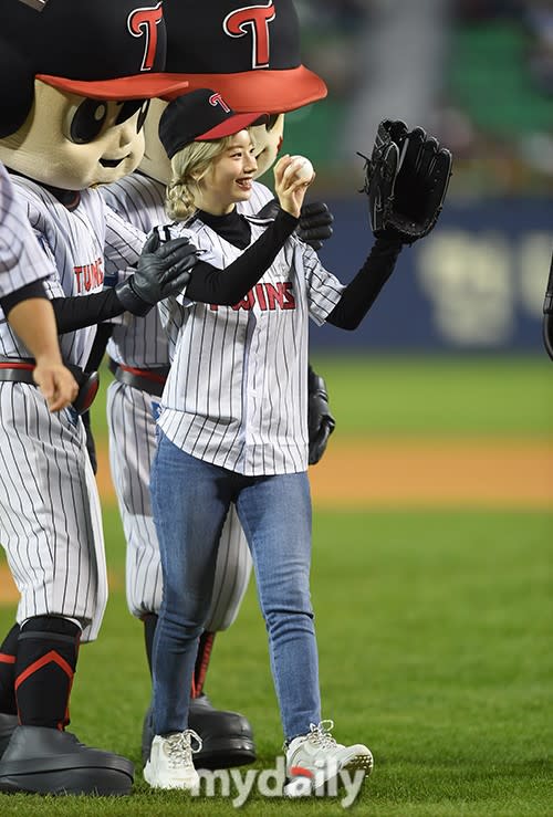 191010 TWICE's Dahyun throwing first pitch for the LG Twins