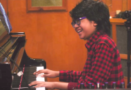 <p>Der aus Indonesien stammende Joey Alexander hat mit seinem Klavierspiel so viel Erfolg, dass er mit seinen Eltern im Jahr 2014 von dem Inselstaat nach New York übersiedelt ist. Aus dem Kopf kann er unter anderem komplexe Melodien von Thelonious Monk spielen. Sein erstes Album schaffte es sofort auf Platz 2 der Jazz-Charts. (Bild: YouTube/JoeyAlexander) </p>