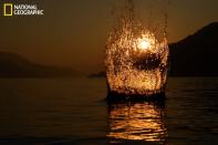 L'eau et le feu en pleine nuit. <br><br>Toutes les photos sur <a href="http://ngm.nationalgeographic.com/your-shot/weekly-wrapper" rel="nofollow noopener" target="_blank" data-ylk="slk:nationalgeographic.com;elm:context_link;itc:0;sec:content-canvas" class="link ">nationalgeographic.com </a>